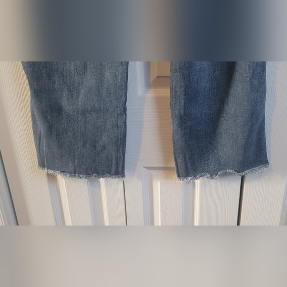 LIKE NEW medium blue dad jeans feature a high-rise cross-over waistband - Picture 5 of 8
